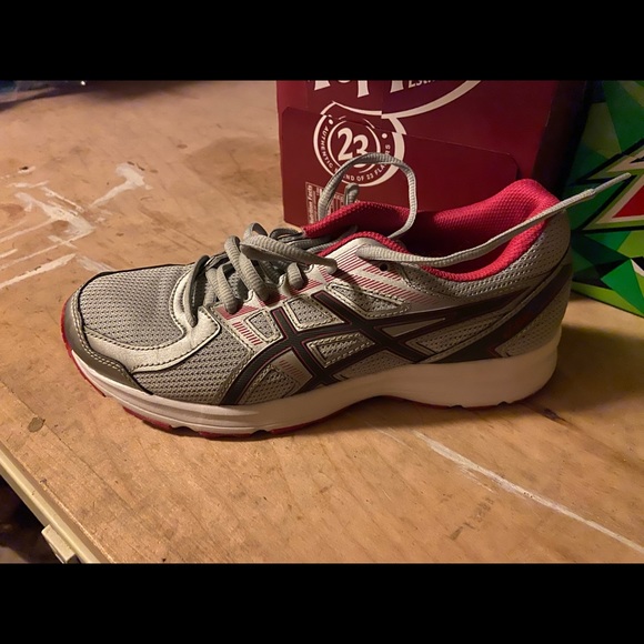Women’s ASICS - Picture 1 of 2